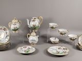 beaucoup d'assiettes, de tasses et de soucoupes sur la table