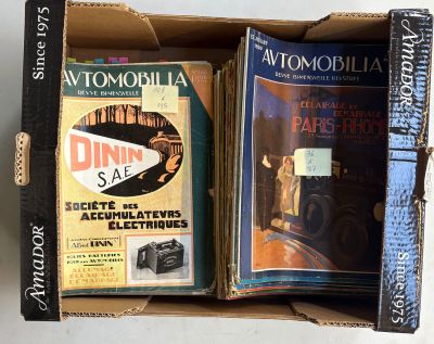 deux livres dans une boîte en carton posée sur une table