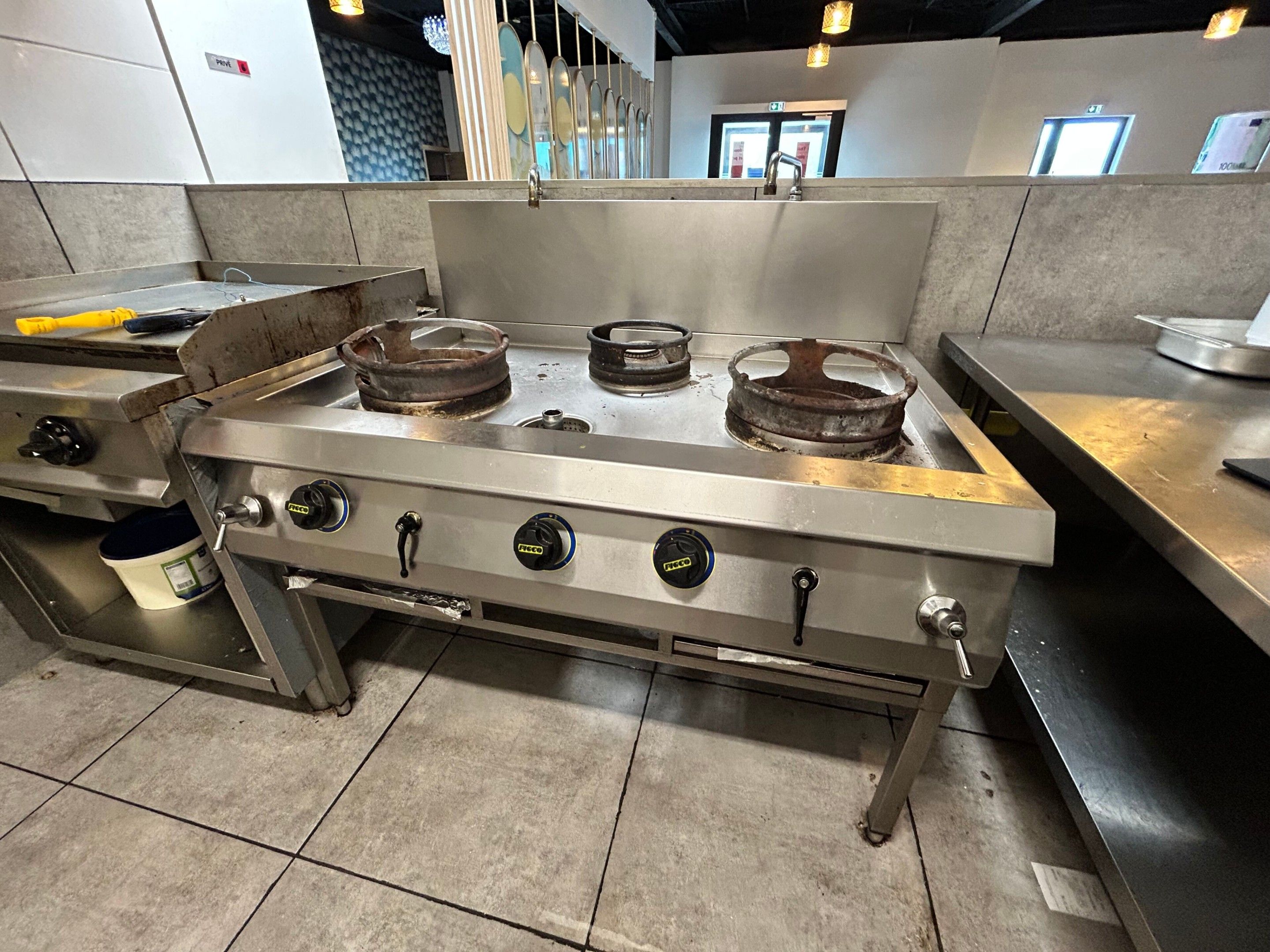 Dans une petite cuisine ouverte sur le restaurant :