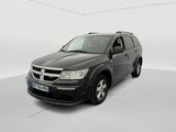une Dodge Journey noire garée dans une pièce blanche