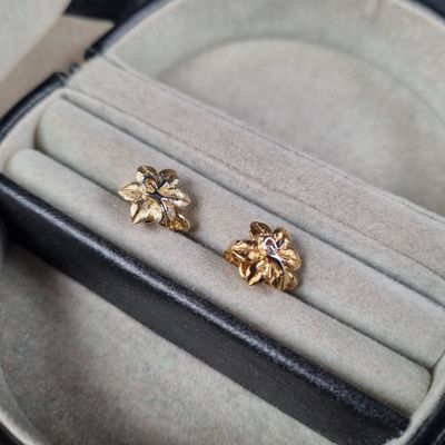 deux paires de boucles d'oreilles dans un écrin posé sur une table