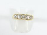 gros plan d'une bague en or ornée de trois diamants