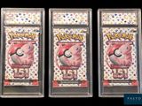 trois paquets de cartes à collectionner Pokémon dans des pochettes en plastique, sur fond noir