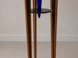un vase bleu posé sur une table