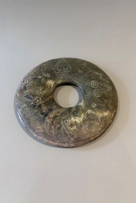 DISQUE BI en pierre dure sculptée à décor de motifs archaïsa…