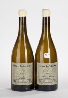 deux bouteilles de vin posées l'une à côté de l'autre sur une surface blanche