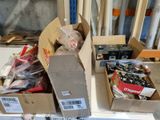 Plusieurs cartons contenant des objets divers sont posés sur une table dans une pièce