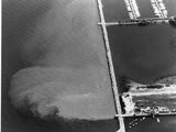 une vue aérienne d'un grand plan d'eau situé à côté d'une jetée