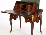 un bureau en bois sur lequel est posé un sac vert