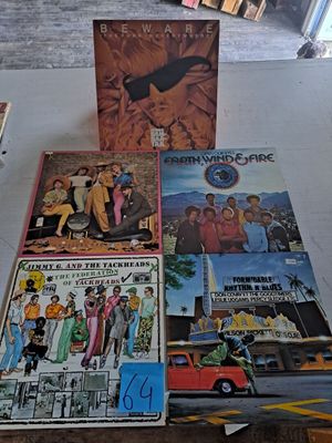 Plusieurs livres sont posés sur une table devant une fenêtre.