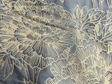 un gros plan sur un motif floral bleu et blanc sur un tissu