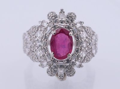 Bague dôme en argent, sertie d'un rubis dans un entourage de…