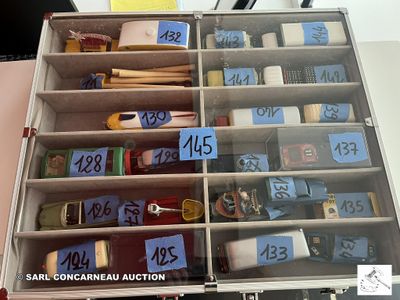 de nombreux objets différents dans une boîte, sur lesquels figurent des numéros