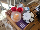 un plateau posé sur une table, sur lequel se trouvent quelques tasses