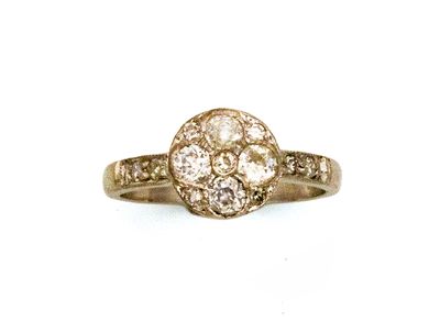 une image d'une bague en diamant sur fond blanc