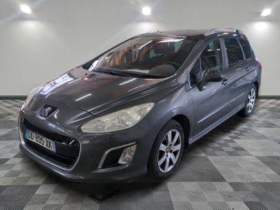 la voiture grise est garée dans le garage sur le sol en damier