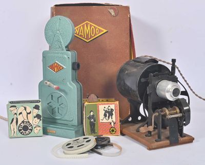 une boîte contenant un appareil photo et d'autres objets, posée sur la table