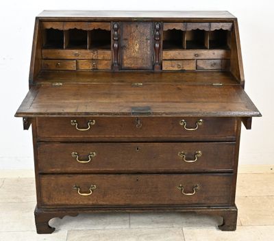 un vieux bureau en bois avec des tiroirs et des tiroirs sur le dessus