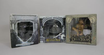 deux boîtes contenant chacune des figurines représentant une femme et un homme