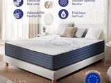 le matelas se trouve au milieu de la pièce et est recouvert d'une multitude d'informations