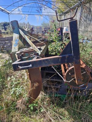 une machine rouillée qui traîne dans l'herbe