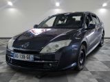 la photo d'une voiture noire garée dans un garage