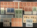 quelques vieux timbres sont exposés dans une vitrine