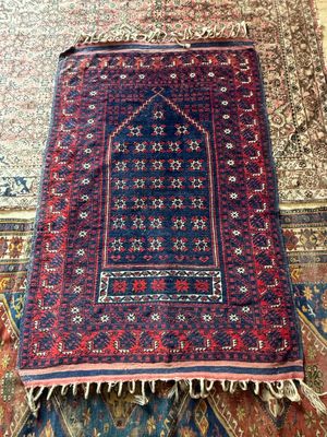 un tapis bleu et rouge orné de franges