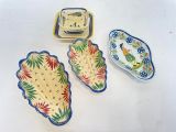 trois assiettes aux motifs différents posées sur une table