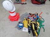 beaucoup d'outils et de matériel par terre