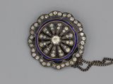 une broche bleue et blanche entourée d'une chaîne