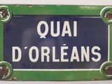 un panneau sur lequel est inscrit « quai d'Orléans »