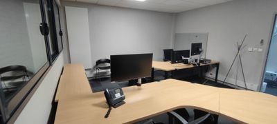 Contenu de la pièce comprenant deux bureaux, un ordinateur HP avec tro - Photo 1