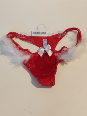 de la lingerie rouge ornée de plumes blanches et d'un nœud blanc