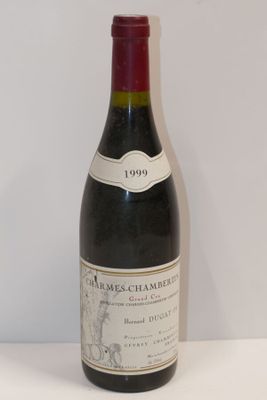 une bouteille de vin posée sur une table