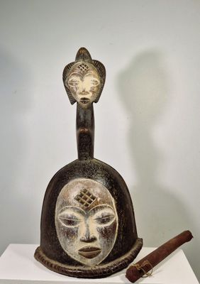 sculpture représentant une tête de femme et un couteau, posée sur un socle blanc