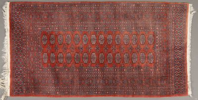 un tapis rouge et noir orné d'un médaillon