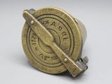 un vieil anneau en laiton surmonté d'un couteau