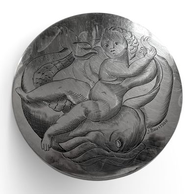 BOITE A PILULES en argent de forme ronde, figurant un putti sur un dau - Photo 1