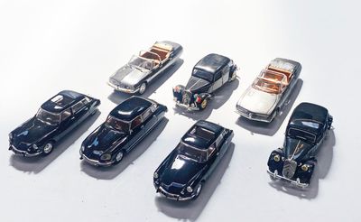 plusieurs petites voitures sont alignées sur une surface blanche