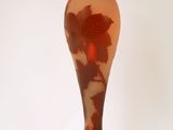 une lampe posée sur une table