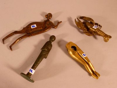 trois figurines en or représentant un homme et une femme allongés sur un lit