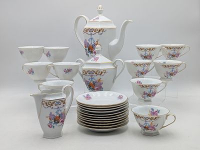 un grand nombre de tasses et de soucoupes posées sur une table