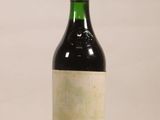 une bouteille de vin posée sur une table