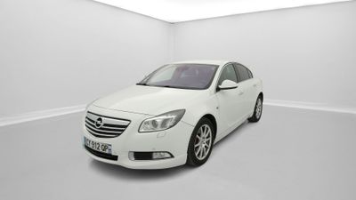 La voiture blanche est garée dans la pièce vide de l'immeuble.