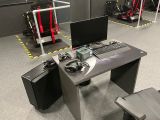 un bureau d'ordinateur sur lequel se trouvent un écran et un clavier