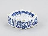 un bol bleu et blanc orné d'un motif floral