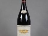 une bouteille de vin posée sur une table à côté d'une bouteille de vin