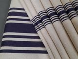 une pile de serviettes blanches et bleues posée sur une table