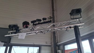 many lights that are hanging from the ceiling of a building